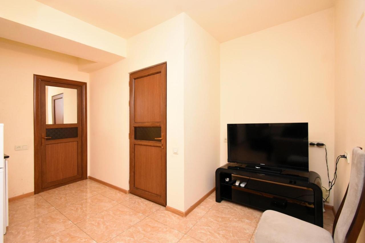 A&X Hostel And Tours Yerevan Bagian luar foto