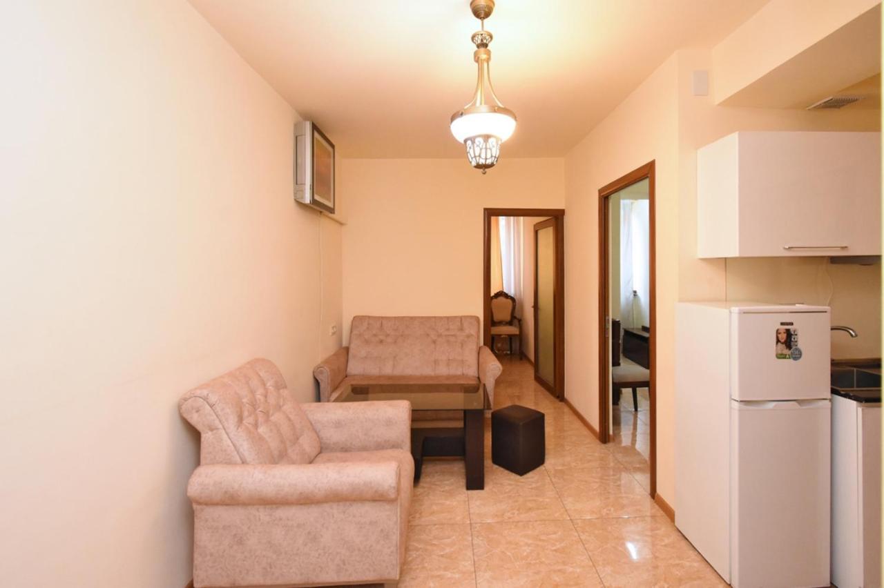 A&X Hostel And Tours Yerevan Bagian luar foto
