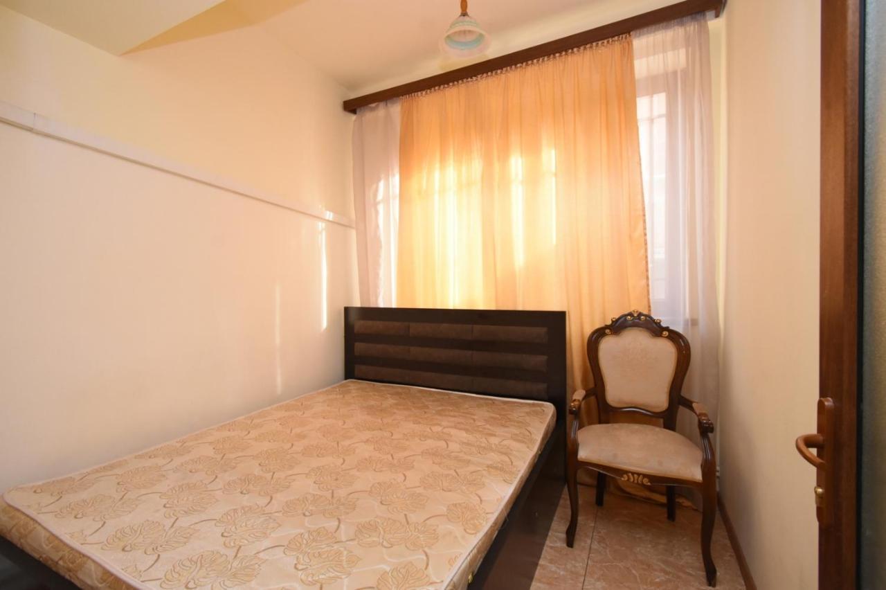 A&X Hostel And Tours Yerevan Bagian luar foto