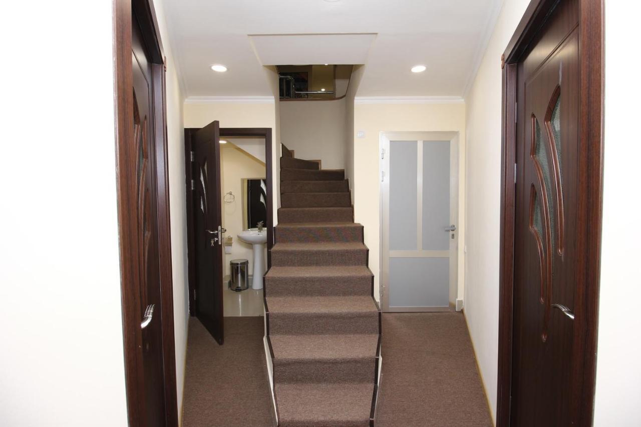 A&X Hostel And Tours Yerevan Bagian luar foto